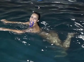 Jeniffer matrix nadando pelada na piscina